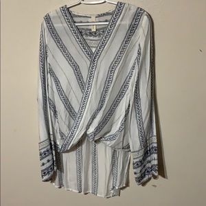 WOMEN’S Elan beach shirt.